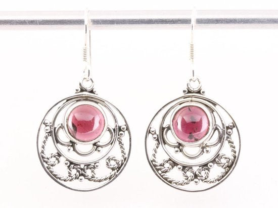 Ronde opengewerkte zilveren oorbellen met granaat afbeelding 4