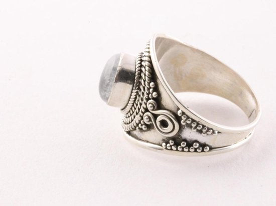 Bewerkte zilveren ring met regenboog maansteen afbeelding 2