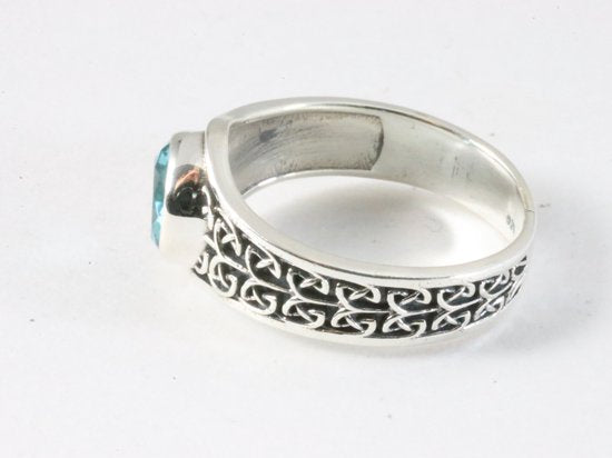 Bewerkte zilveren ring met blauwe topaas afbeelding 2