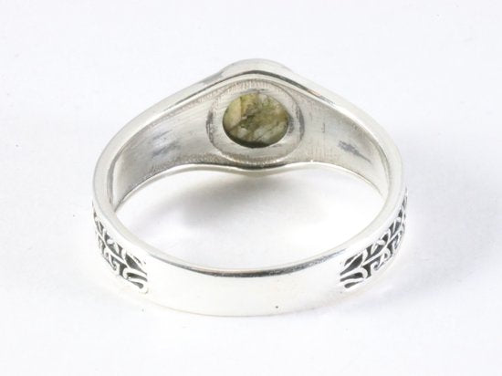 Bewerkte zilveren ring met labradoriet afbeelding 3