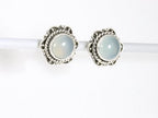 Fijne bewerkte zilveren oorstekers met aqua chalcedoon afbeelding 2