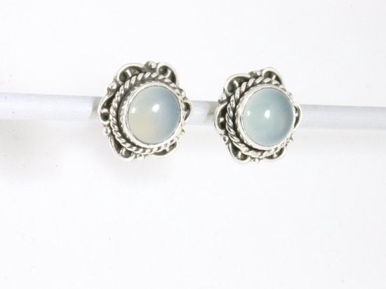 Fijne bewerkte zilveren oorstekers met aqua chalcedoon afbeelding 2