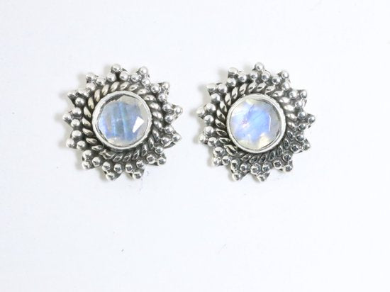 Bewerkte zilveren oorstekers met regenboog maansteen afbeelding 1