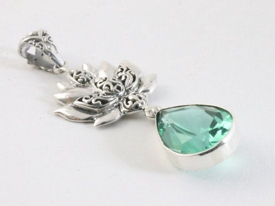 Traditionele zilveren hanger met lotus bloem en groene toermalijn aan ketting afbeelding 2