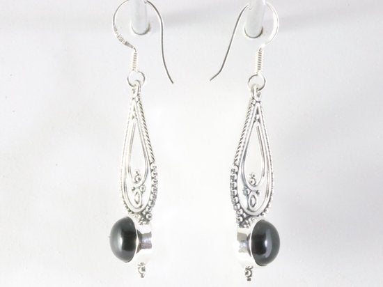 Lange opengewerkte zilveren oorbellen met onyx afbeelding 2