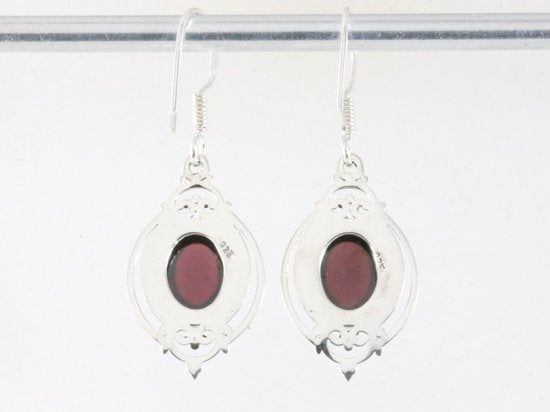 Bewerkte zilveren oorbellen met granaat afbeelding 2