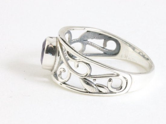 Fijne opengewerkte zilveren ring met amethist afbeelding 2