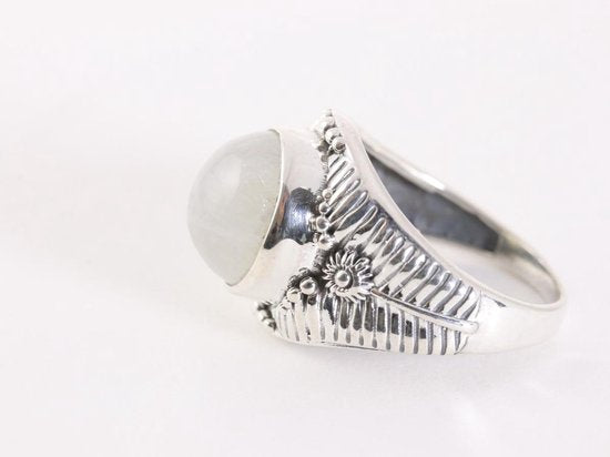 Zware bewerkte zilveren ring met regenboog maansteen afbeelding 2