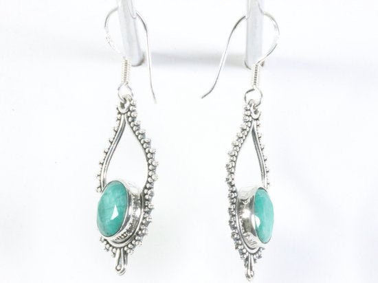 Bewerkte zilveren oorbellen met smaragd afbeelding 2