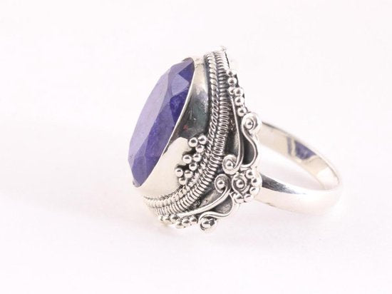 Bewerkte zilveren ring met blauwe saffier afbeelding 2