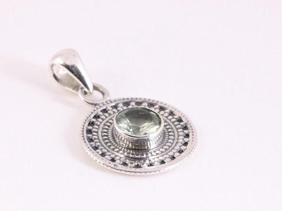 Fijne bewerkte ronde zilveren hanger met groene amethist afbeelding 2