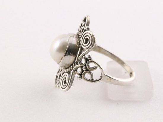 Opengewerkte zilveren ring met zoetwater parel afbeelding 2