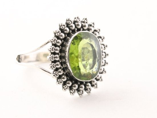 Bewerkte zilveren ring met peridoot afbeelding 1