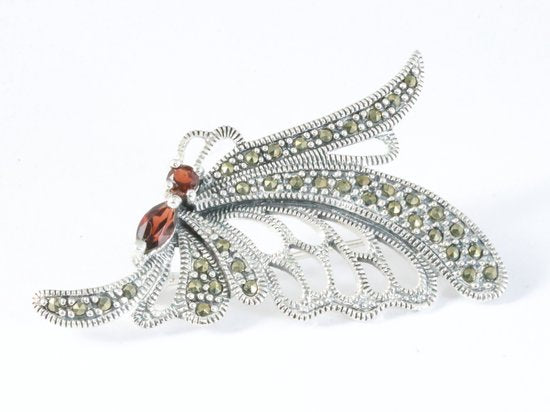 Opengewerkte zilveren vlinder broche met granaat en marcasiet afbeelding 2