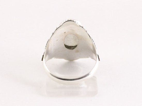 Bewerkte zilveren ring met regenboog maansteen afbeelding 3