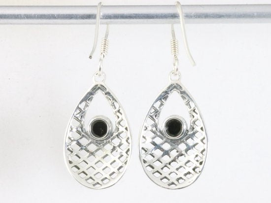 Opengewerkte zilveren oorbellen met onyx afbeelding 2