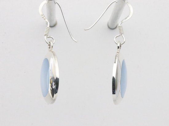 Ovale hoogglans zilveren oorbellen met blauwe schelp afbeelding 2