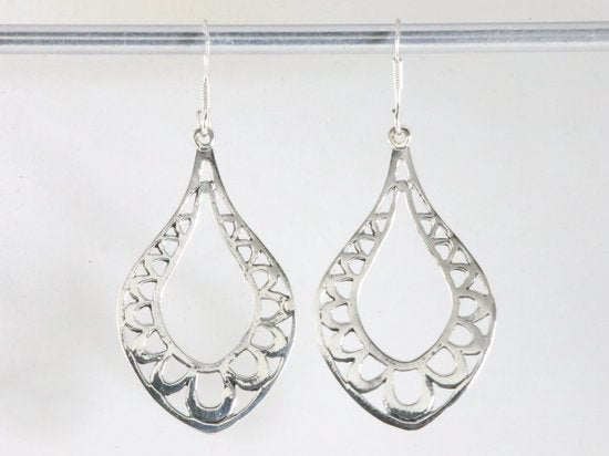 Lange opengewerkte zilveren oorbellen afbeelding 3