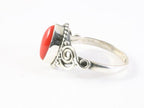 Fijne bewerkte zilveren ring met rode koraal steen afbeelding 2