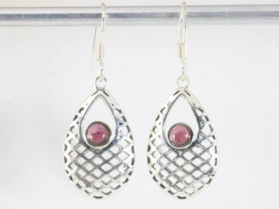 Opengewerkte zilveren oorbellen met granaat afbeelding 3