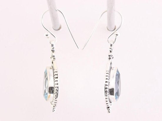 Bewerkte zilveren oorbellen met blauwe topaas afbeelding 2