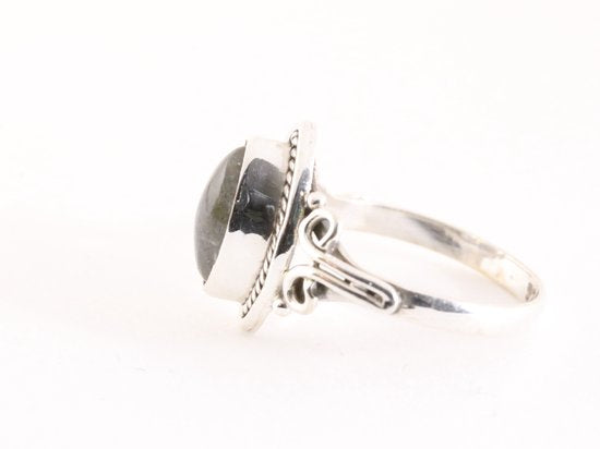 Fijne bewerkte zilveren ring met labradoriet afbeelding 2