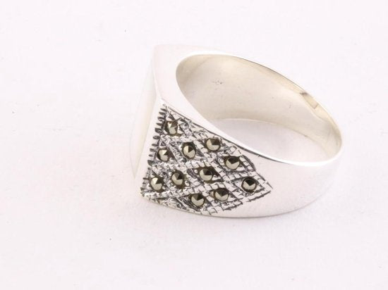 Zilveren zegelring met parelmoer en marcasiet afbeelding 2