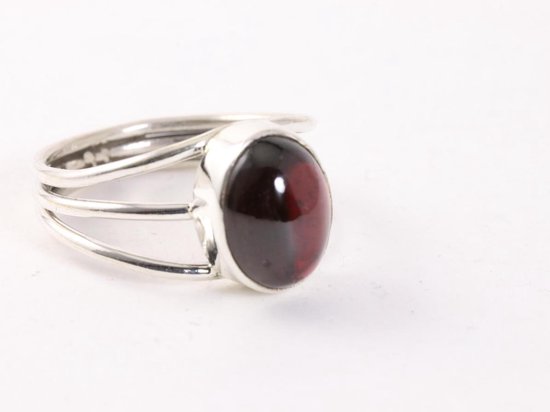 Opengewerkte zilveren ring met granaat afbeelding 1