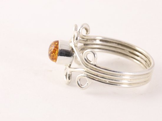 Fijne opengewerkte zilveren ring met amber afbeelding 2