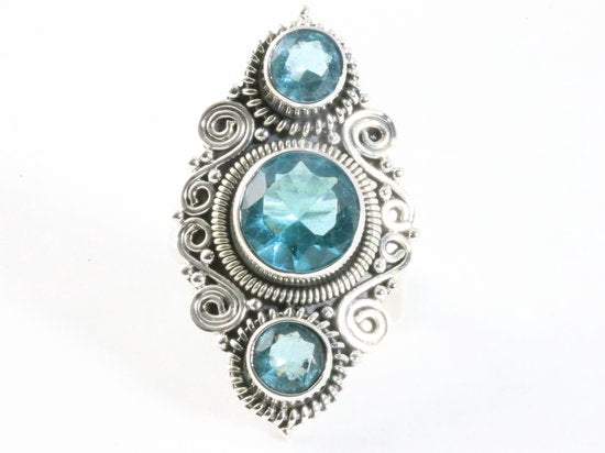 Langwerpige bewerkte zilveren ring met blauwe topaas afbeelding 4