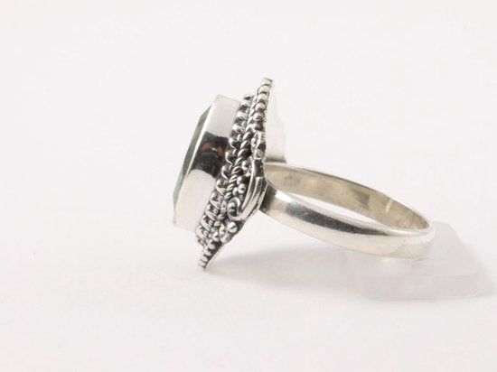 Bewerkte zilveren ring met groene amethist afbeelding 2