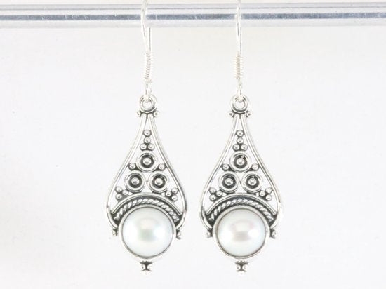 Opengewerkte zilveren oorbellen met parel afbeelding 3