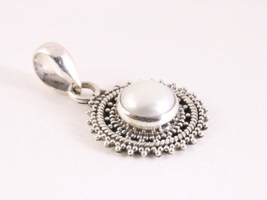 Fijne bewerkte ronde zilveren hanger met zoetwater parel afbeelding 2