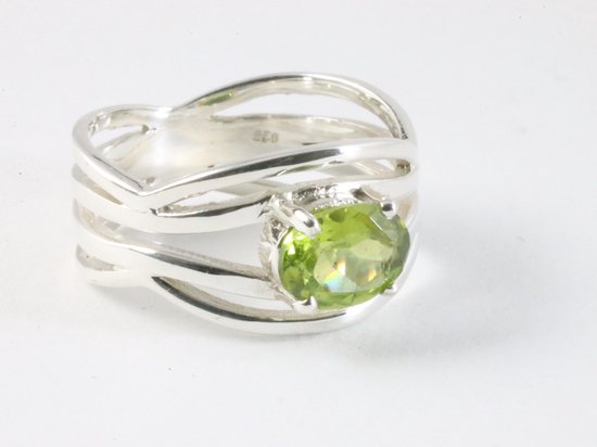 Opengewerkte zilveren ring met peridoot afbeelding 1