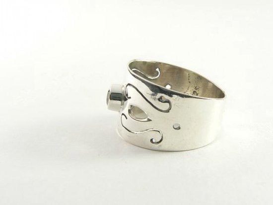 Opengewerkte zilveren ring met blauwe saffier afbeelding 3