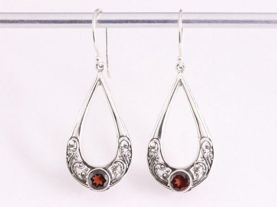 Opengewerkte zilveren oorbellen met granaat afbeelding 4