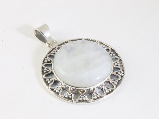 Ronde bewerkte zilveren hanger met regenboog maansteen afbeelding 2