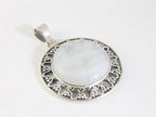 Ronde bewerkte zilveren hanger met regenboog maansteen afbeelding 2