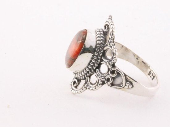 Opengewerkte zilveren ring met rode turkoois afbeelding 3