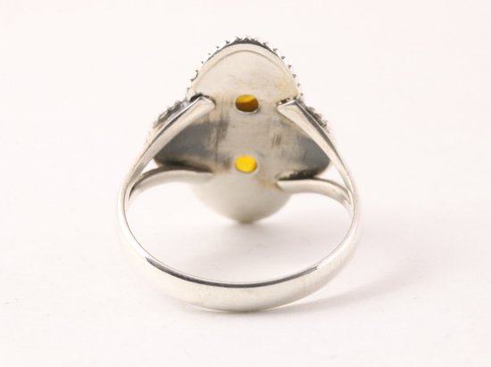 Bewerkte zilveren ring met amber afbeelding 3