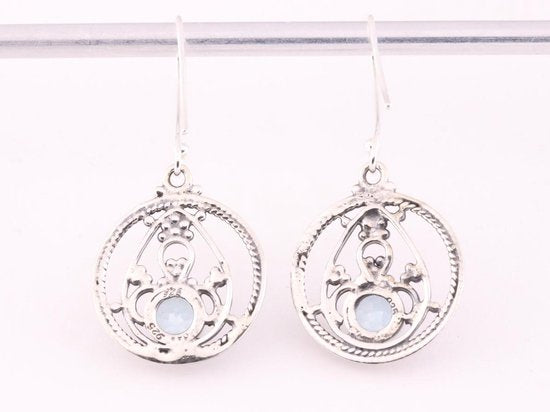 Ronde opengewerkte zilveren oorbellen met blauwe topaas afbeelding 3