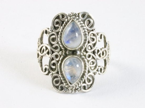 Bewerkte zilveren ring met regenboog maansteen afbeelding 4