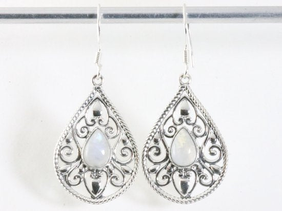 Opengewerkte zilveren oorbellen met regenboog maansteen afbeelding 3