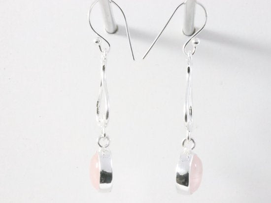 Lange opengewerkte zilveren oorbellen met rozenkwarts afbeelding 2
