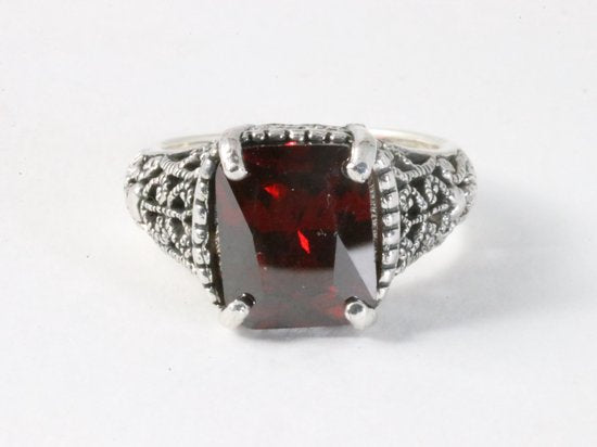 Bewerkte zilveren ring met granaat afbeelding 4