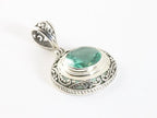 Traditionele bewerkte zilveren hanger met groene toermalijn aan ketting afbeelding 2