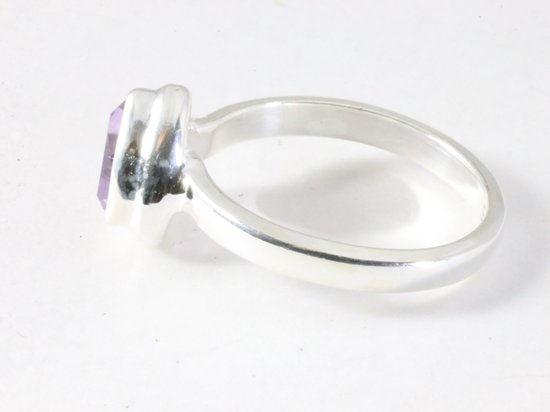 Hoogglans zilveren ring met amethist afbeelding 2