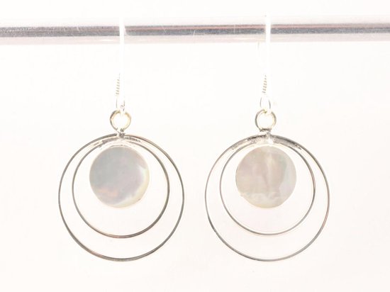 Ronde opengewerkte zilveren oorbellen met onyx afbeelding 3