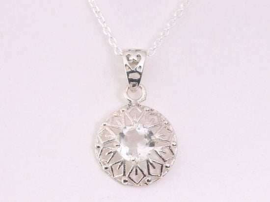 Fijne ronde opengewerkte zilveren hanger met bergkristal aan ketting afbeelding 4