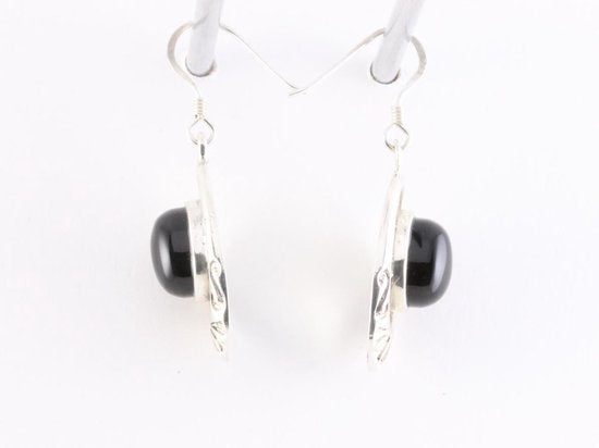 Opengewerkte zilveren oorbellen met onyx afbeelding 2
